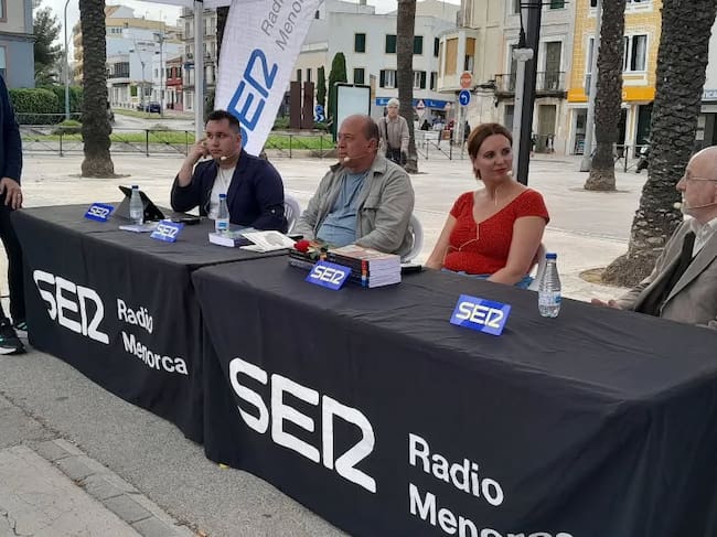 Els participants escolten les paraules de l'escriptor Josep Maria Quintana en un moment del debat