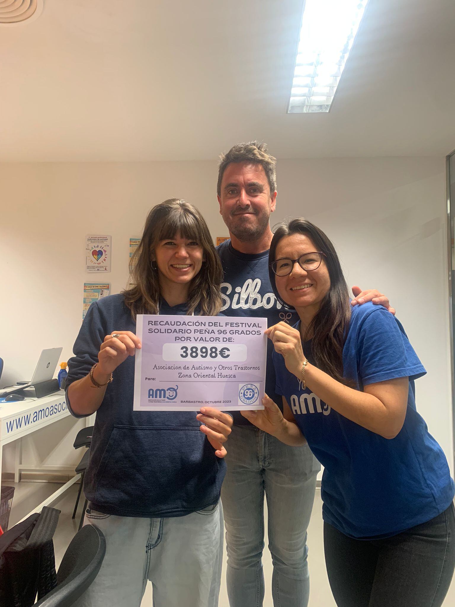 El presidente de la Peña 96 Grados de Barbastro junto a miembros de la Asociación de Autismo Zona Oriental Huesca