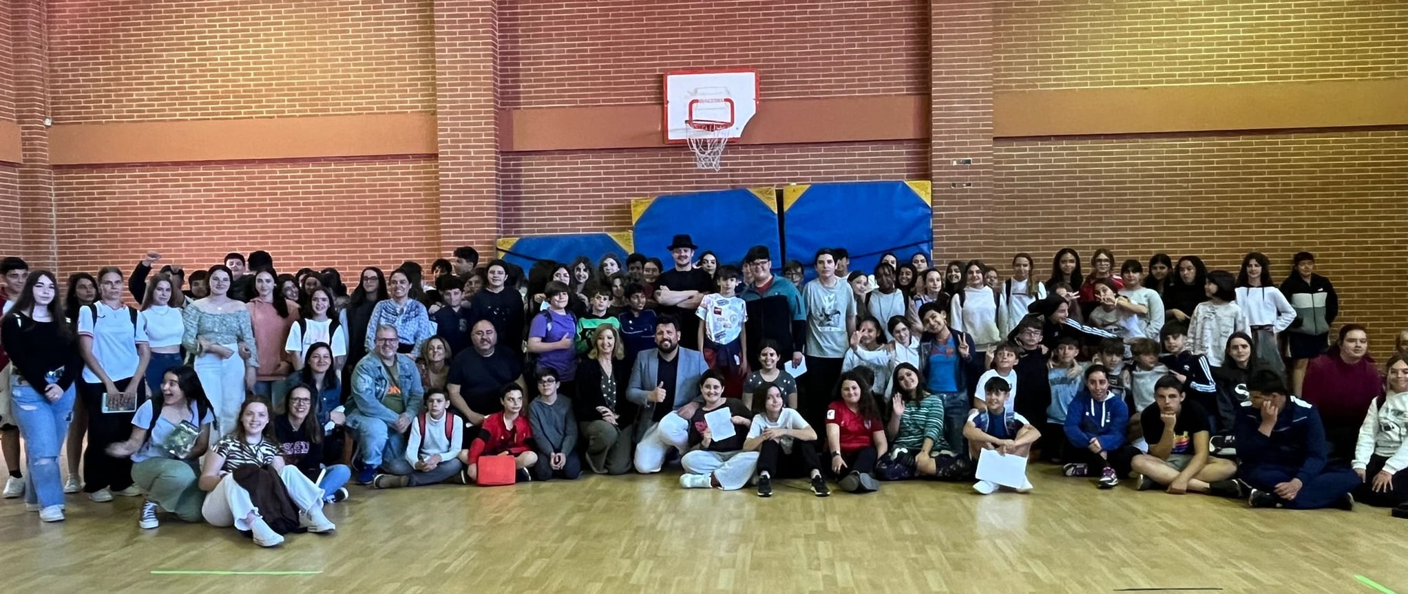 Josh Herdman junto a los alumnos del IES Cavaleri de Mairena del Aljarafe