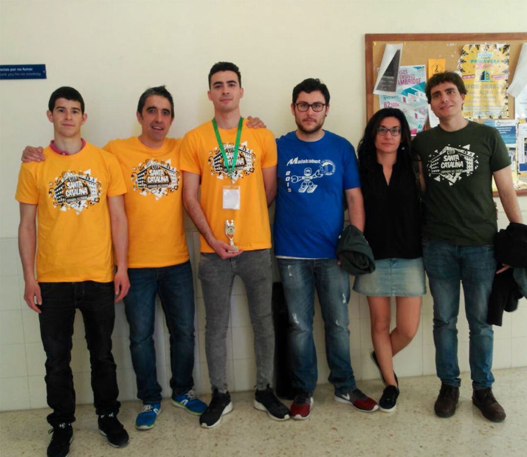 Equipo del CIFP Santa Catalina. De izquierda a derecha, el alumno Javier Pérez de 1º del CFGS de Mantenimiento Electrónico, el profesor Francisco Javier Zanfaño, el alumno de 2º y campeón Sergio Briongos, el alumno Sergio Ortego de 1º curso, la profesora Isabel González y el profesor Joaquín Cubillo