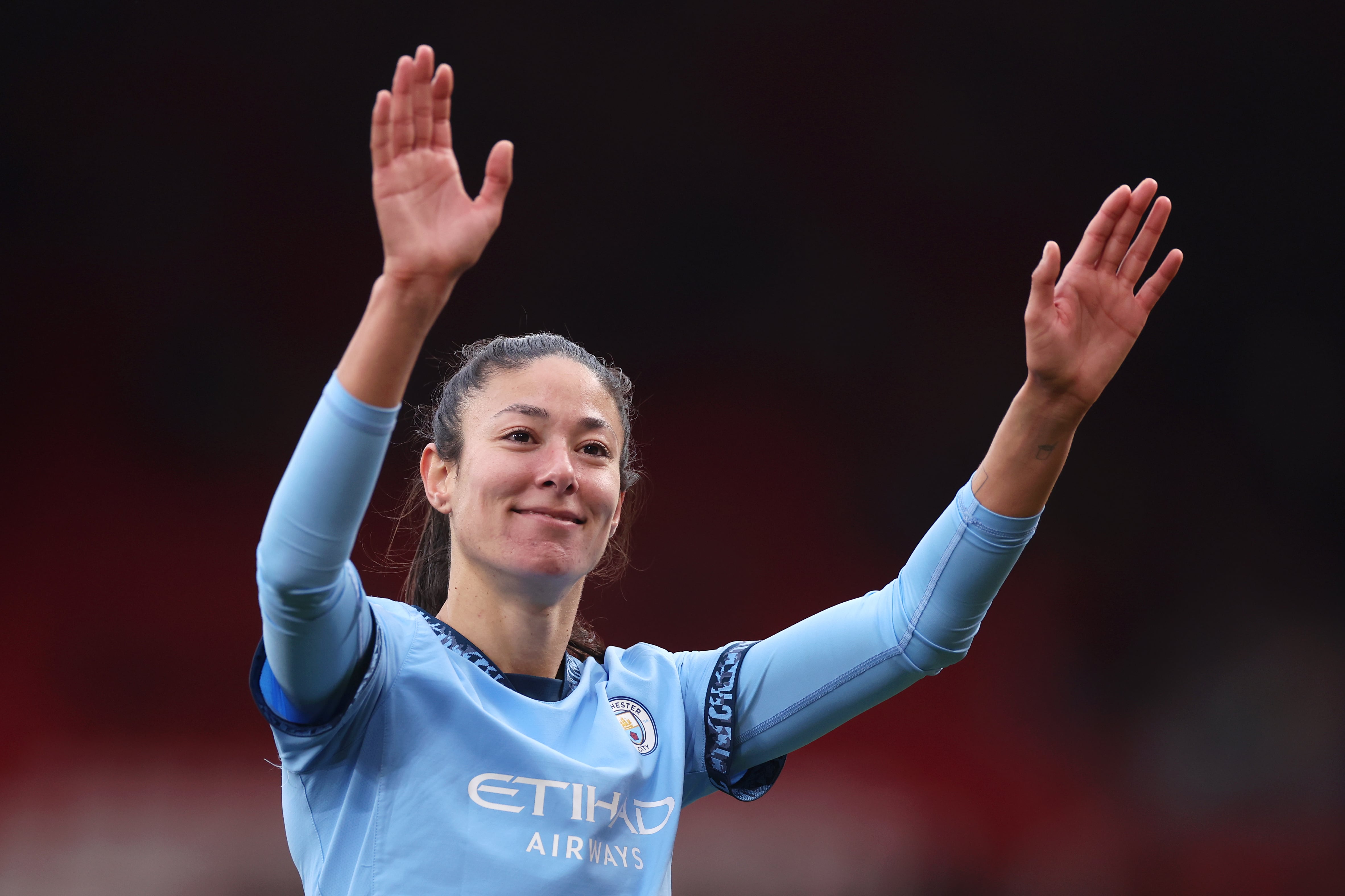 Leila Ouahabi saluda a la afición del Manchester City