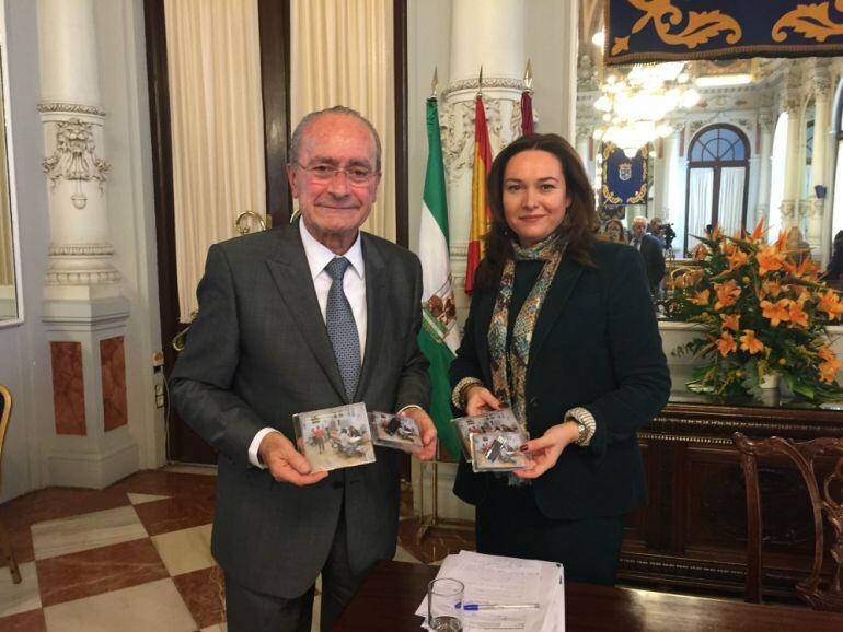 El alcalde de Málaga, Francisco de la Torre, y la concejala de Economía, María del Mar Martín Rojo, durante la presentación de los presupuestos municipales para 2015