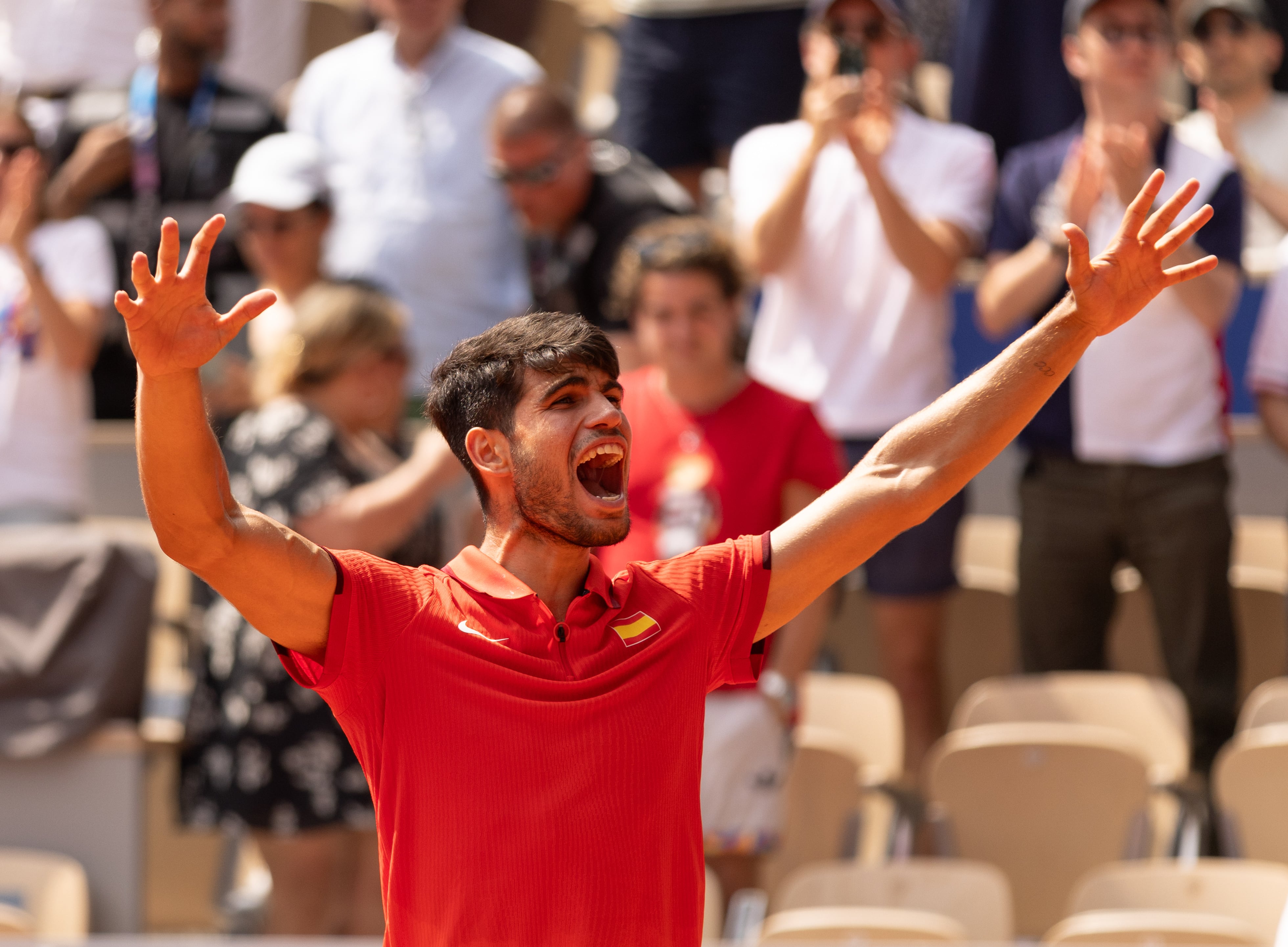 Carlos Alcaraz celebra su victoria en las semifinales de los Juegos Olímpicos ante Felix Auger-Aliassime