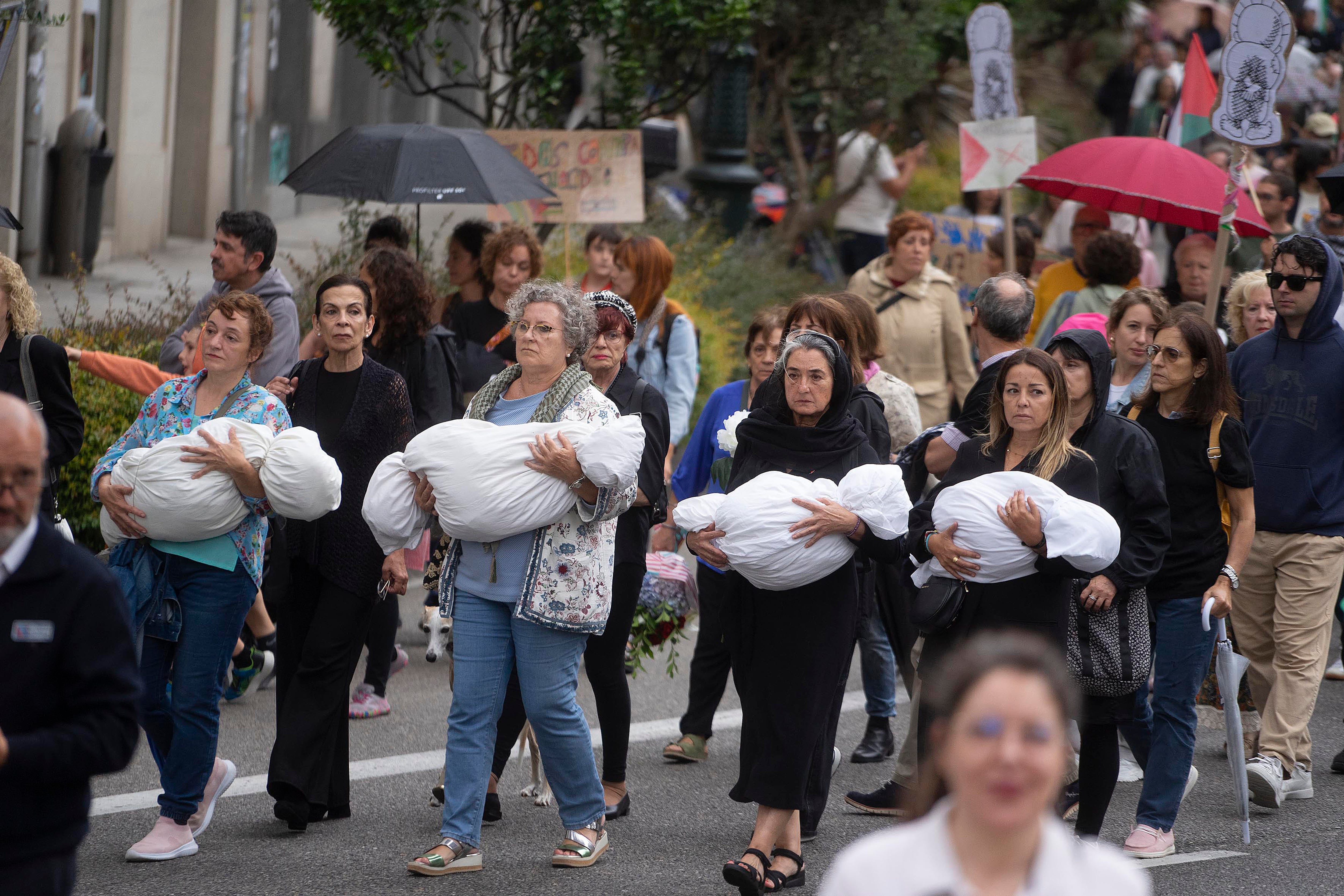 VIGO (PONTEVEDRA), 11/06/2025.- Vigo ha acogido este miércoles una multitudinaria manifestación pro-Palestina para pedir paz en el conflicto con Israel. Con el lema 'Paremos el genocidio. Vigo con Palestina', una bandera palestina gigante, mujeres con mortajas en el colo y pancartas con mensajes como 'Viva Palestina. Parad la guerra', miles de manifestantes han avanzado por las calles de la ciudad gallega. EFE/ Salvador Sas