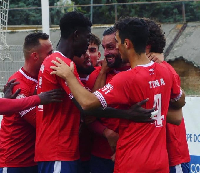 Los jugadores celebran el gol de la victoria frente al Almazán, en el último partido de liga