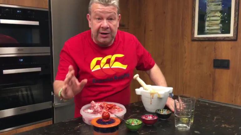 Alberto Chicote, adobando costillas.