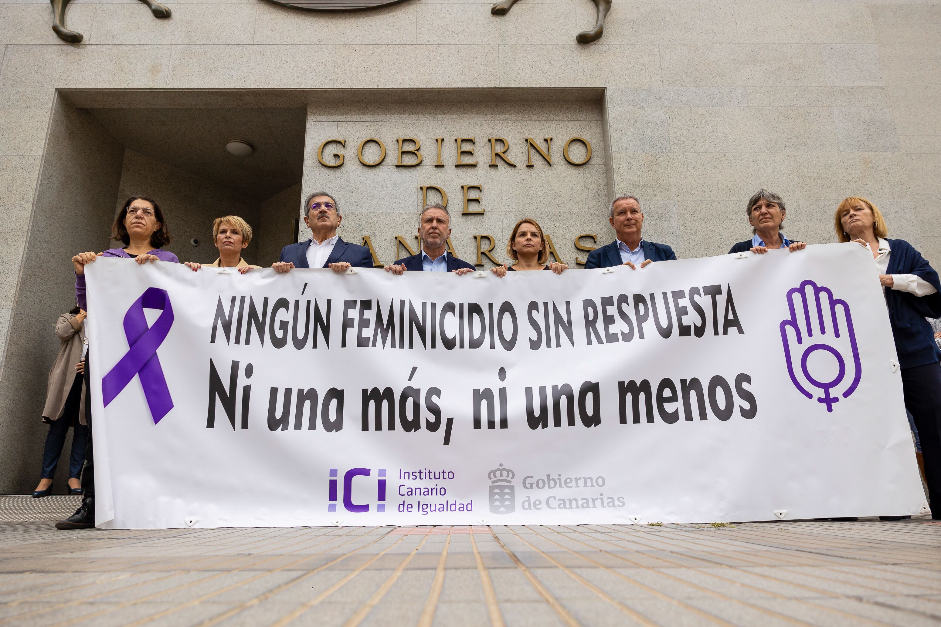 El presidente de Canarias, Ángel Víctor Torres, junto a varios representantes del gobierno canario, participan en la concentración de repulsa por el asesinato machista de una mujer en Adeje, Tenerife. EFE/ Quique Curbelo