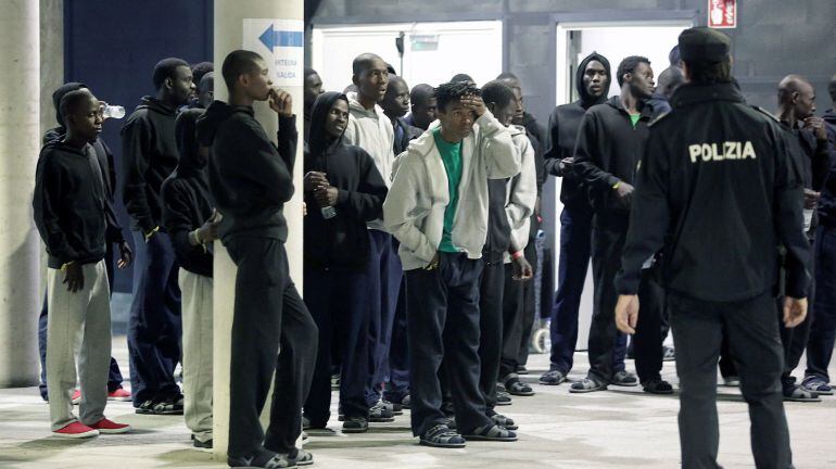 Inmigrantes subsaharianos esperan en la estación de autobuses de San Sebastián a ser atendidos por Cruz Roja.