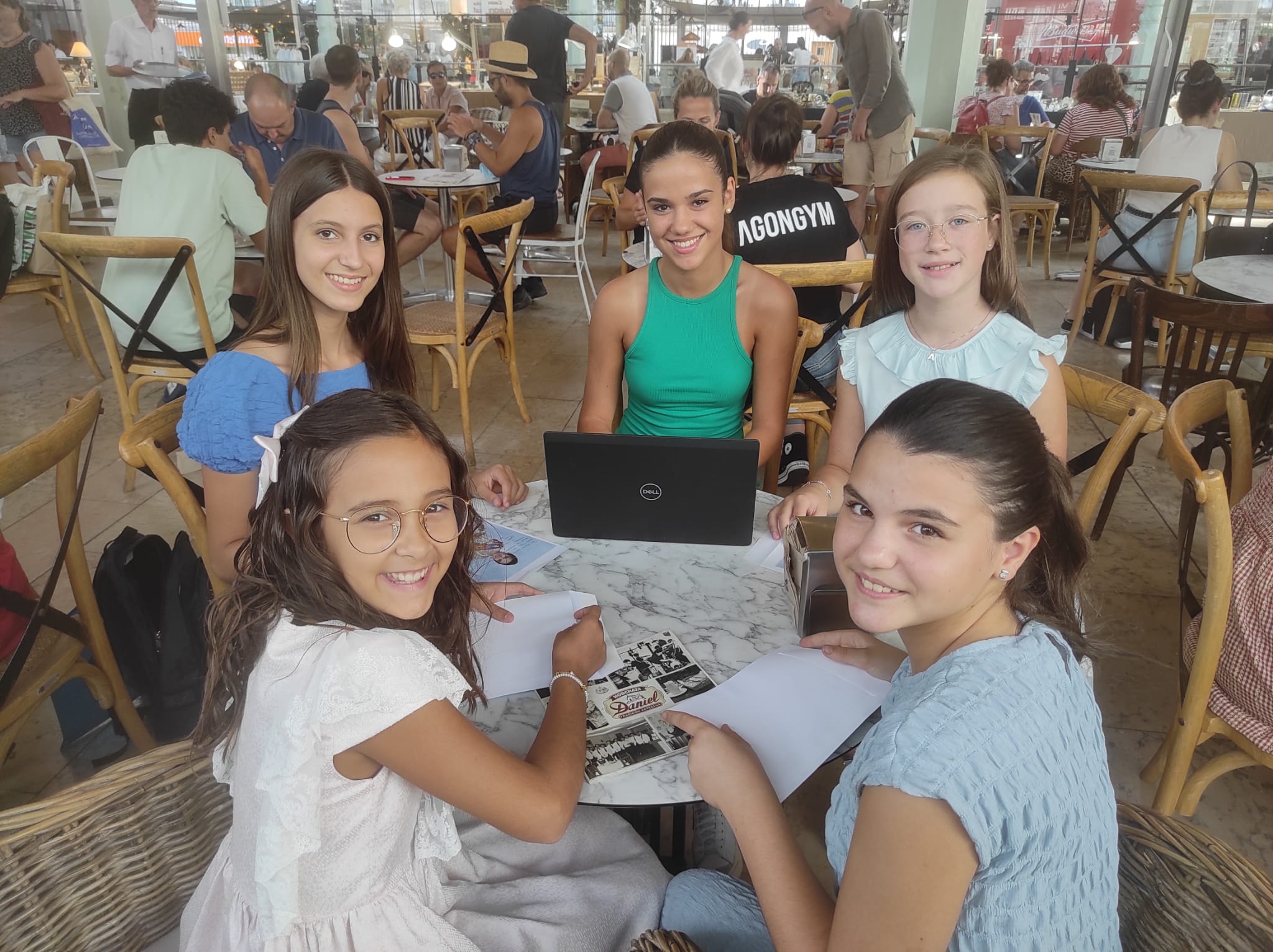 Noa Dacosta y su corte de honor, con la fallera mayor infantil de València 2019, Sara Larrazàbal.