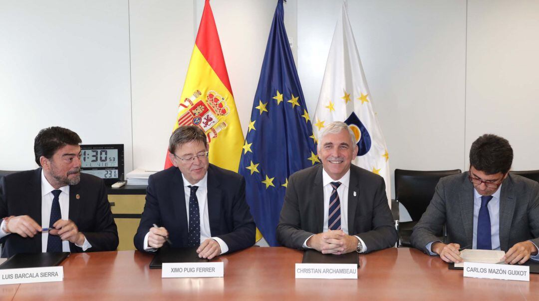 El alcalde, Luis Barcala, (i) el president Ximo Puig, el director ejecutivo de la EUIPO, Christian Archambeau y Carlos Mazón, presidente de la Diputación, (d) en la firma del preacuerdo para la adecuación del entorno de Aguamarga.