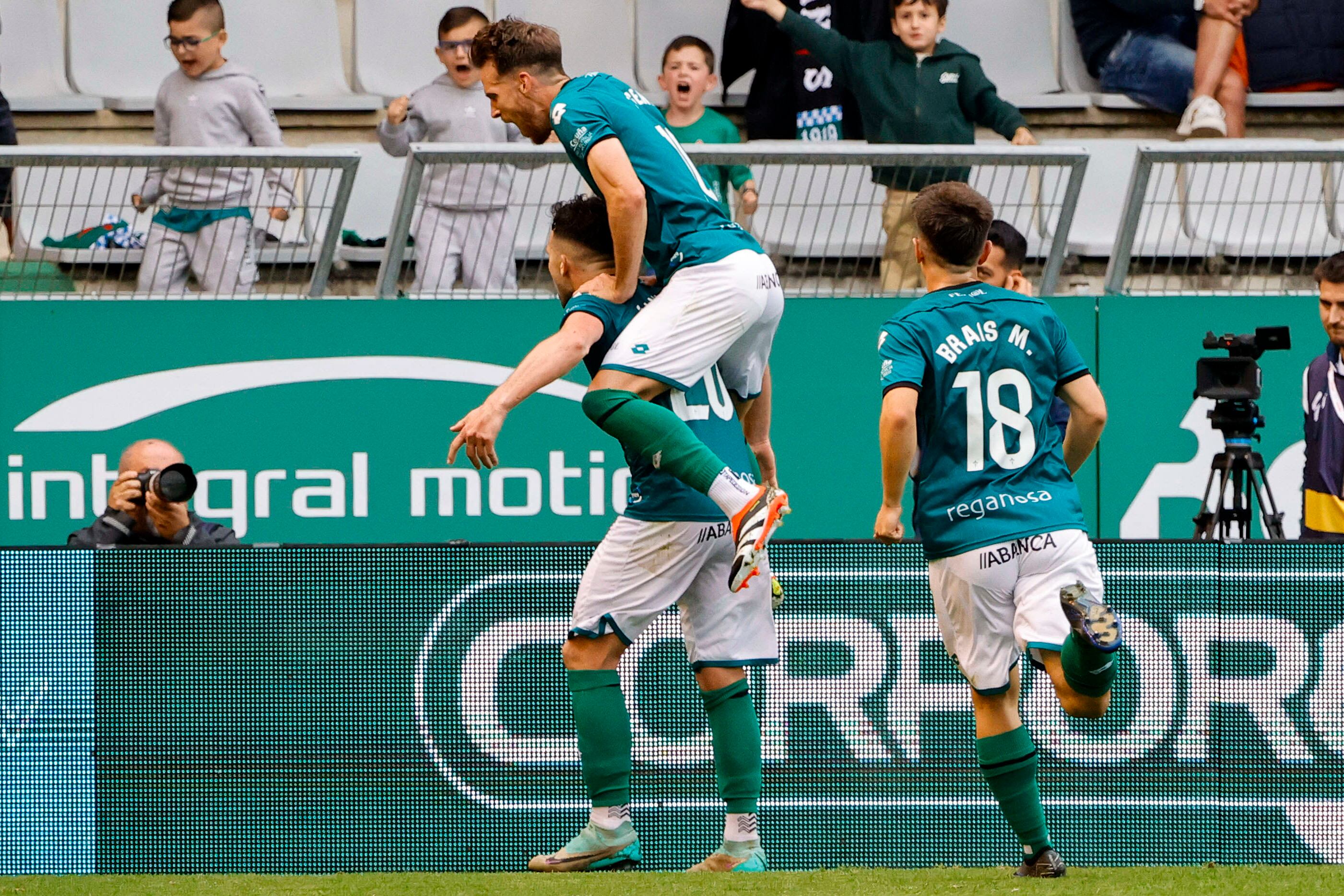 FERROL, 26/05/2024.- El delantero del Racing de Ferrol Álvaro Giménez (i) celebra su gol durante el encuentro de la jornada 41 de LaLiga Hypermotion que Racing de Ferrol y Leganés disputan hoy domingo en el estadio de A Malata, en Ferrol. EFE/kiko delgado.