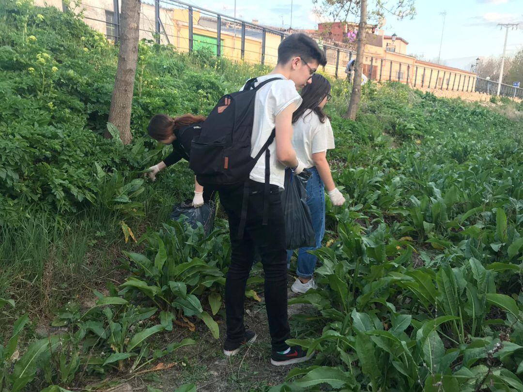 Los jovenes durante la jornada de limpieza en el barrio de Olivares