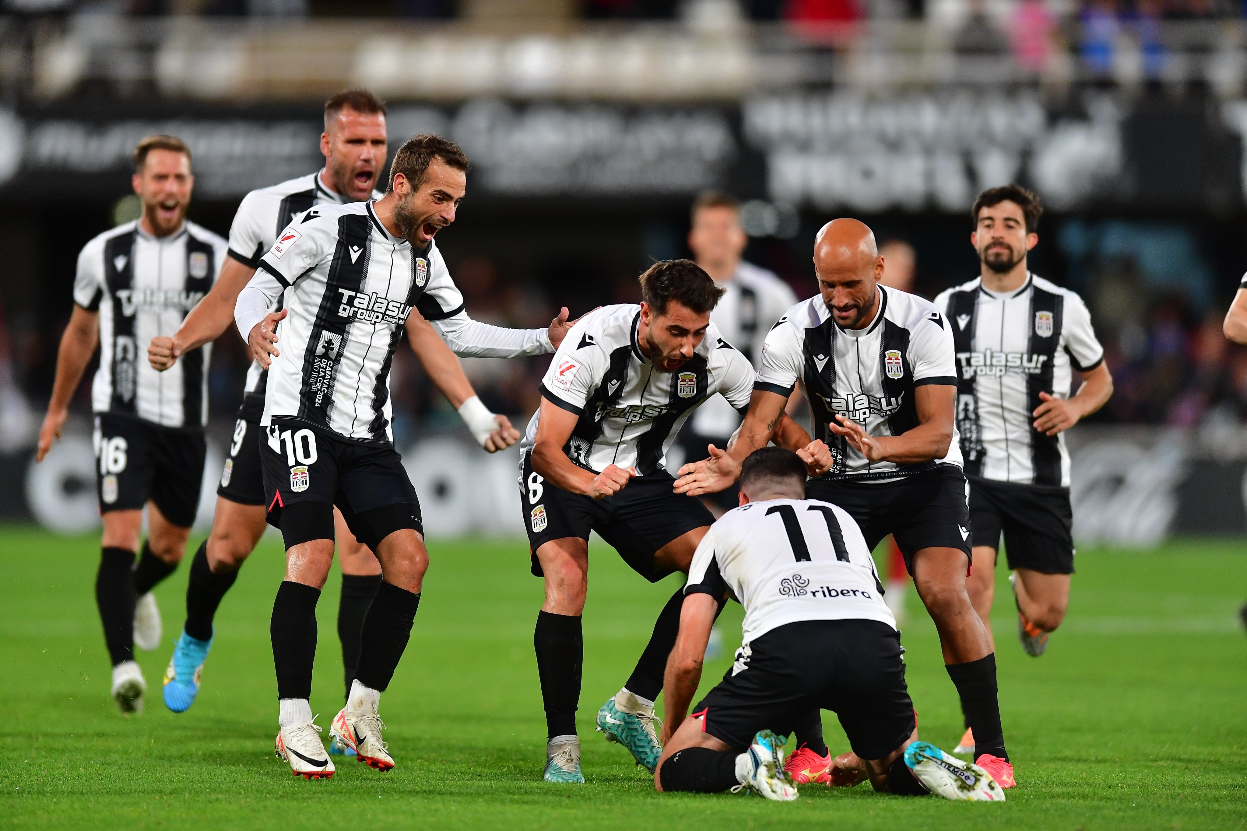 La plantilla del FC Cartagena celebra el gol de JC Real al Sporting