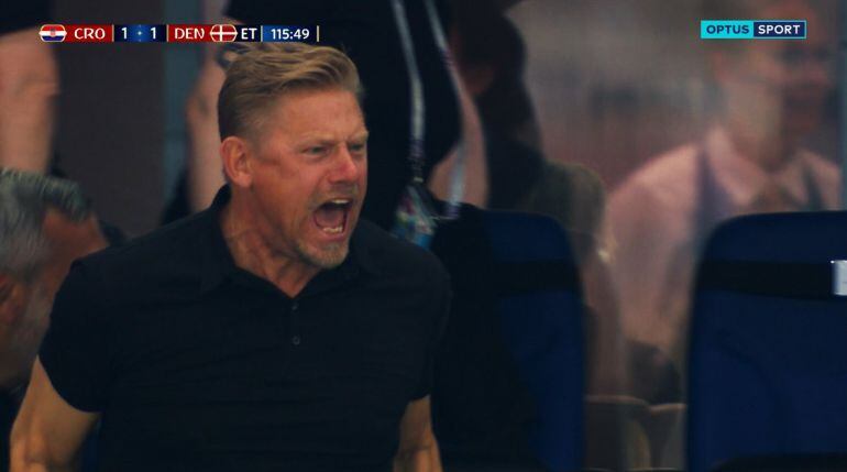 Schmeichel celebra la parada de su hijo en el partido de octavos Croacia-Dinamarca