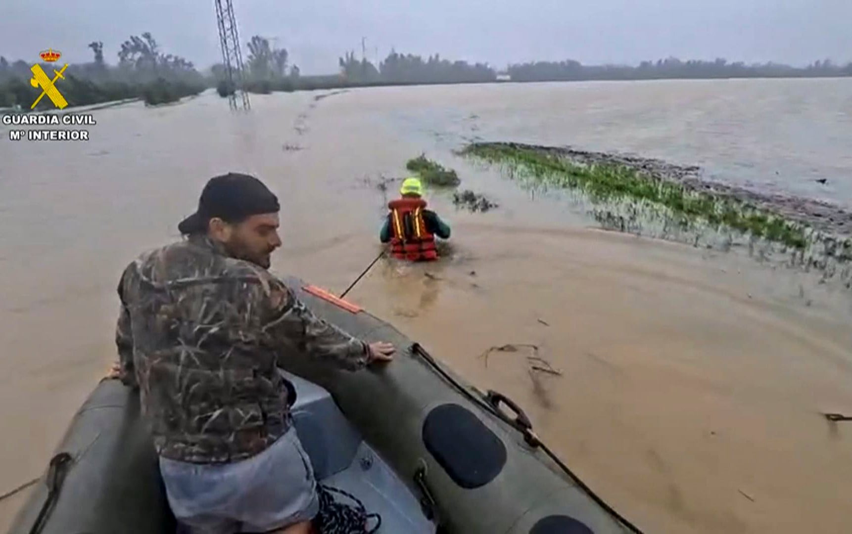 Captura vídeo de la Guardia Civil del operativo de desalojos preventivos y rescate tras las inundaciones por la subida del río Guadalete en zonas rurales de Jerez de la Frontera.