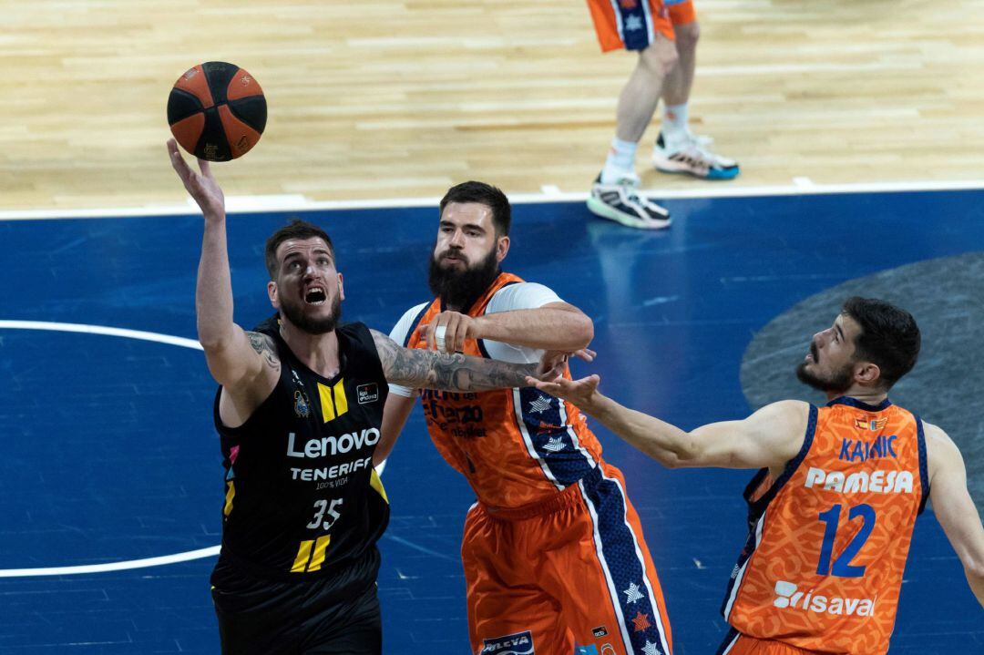 El jugador del Lenovo Tenerife Guerra y el jugador del Valencia Basket Dubljevic durante el partido de la jornada 28 de la Liga ACB que ambos equipos disputaron este domingo en el pabellón Santiago Martín en La Laguna.