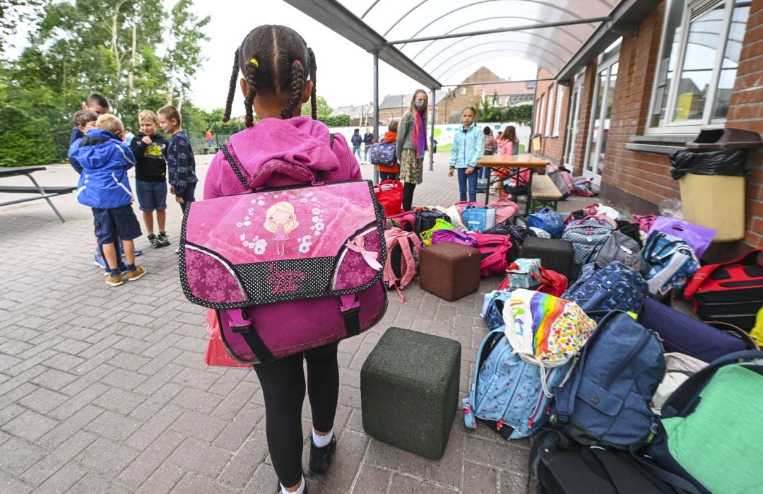 Un grupo de alumnos de primaria antes de entrar a clase el pasado 8 de junio, cuando se reabrieron los centros escolares en Bélgica.