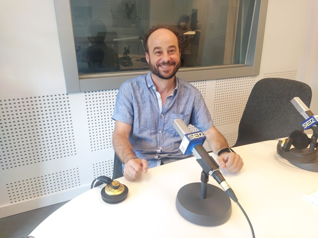 Ángel Ramos, uno de los responsables de la Kinendu ,en los estudios de Radio Irun. 