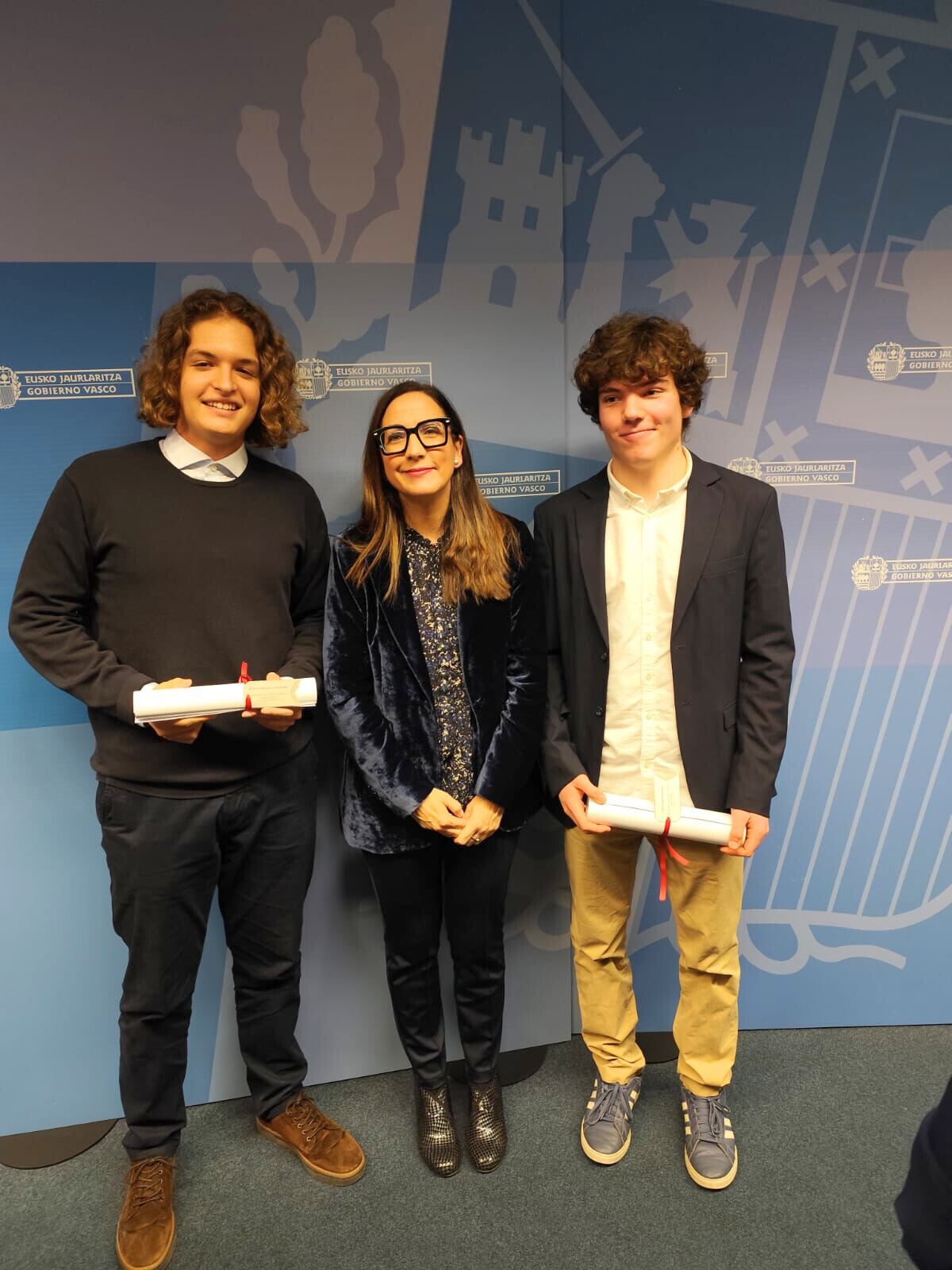 Temo Santos y Matías Borgmann con Consejera Educación