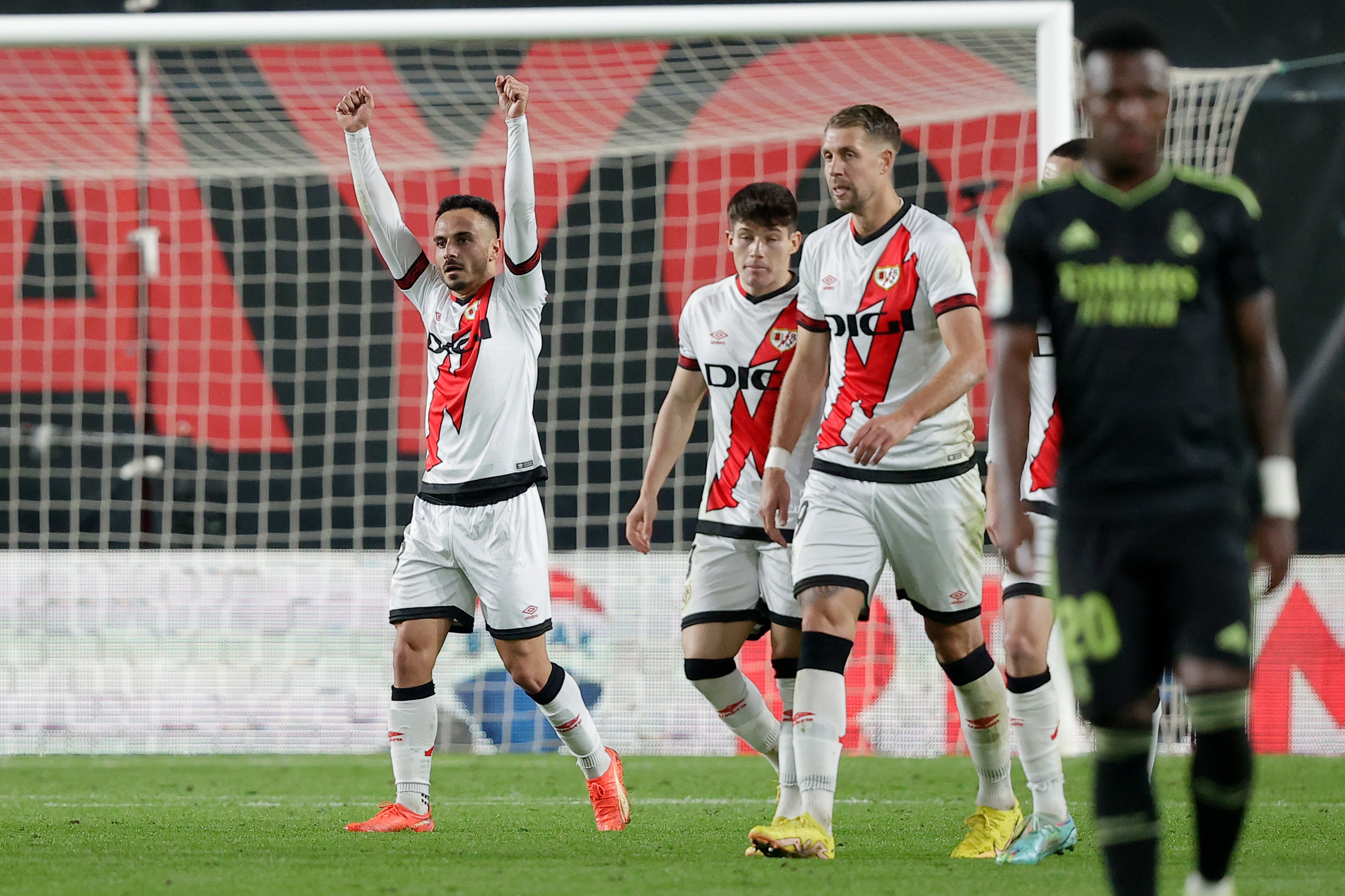 Álvaro García y los jugadores del Rayo celebran un gol ante el Real Madrid.