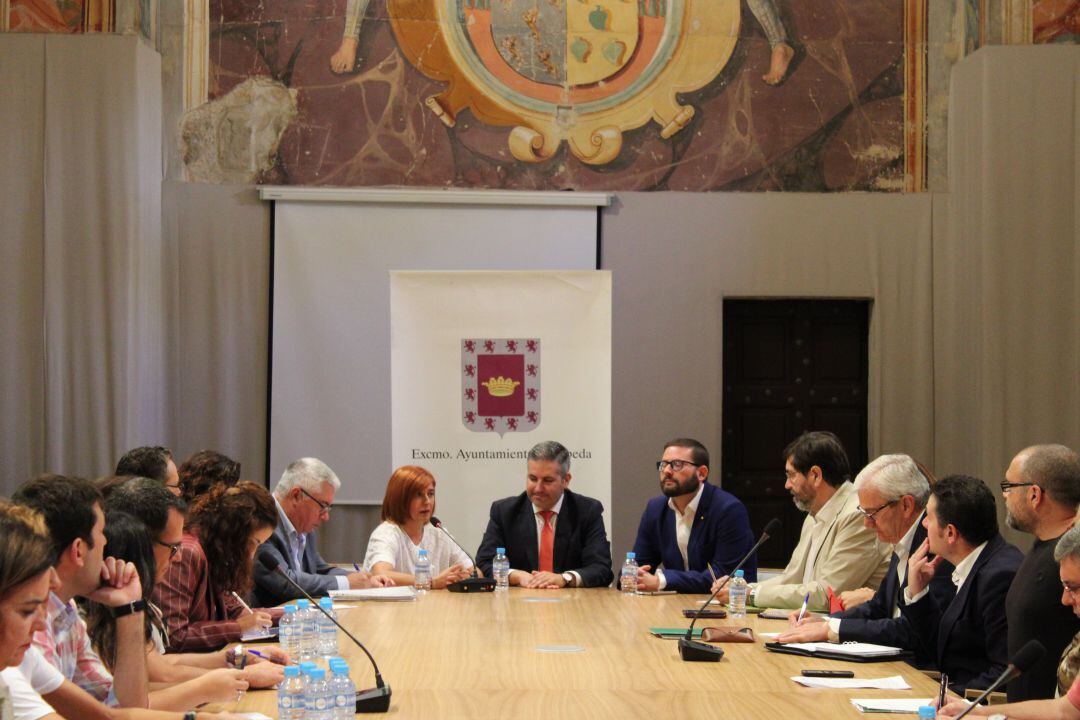 Renunión entre el delegado de Educación, Antonio Sutil, la alcaldesa de Úbeda, Toni Olivares, y los directores de los colegios de la ciudad