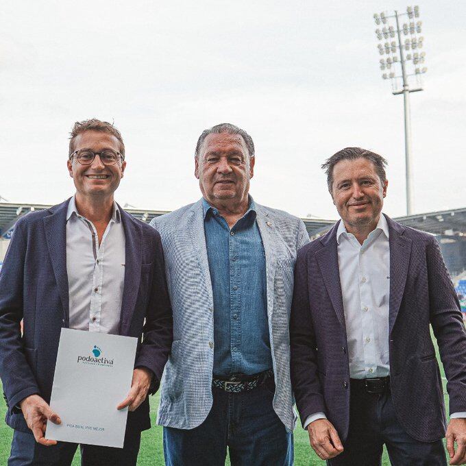 Javier y José Víctor Alfaron con el presidente de la SD Huesca, Agustín Lasaosa
