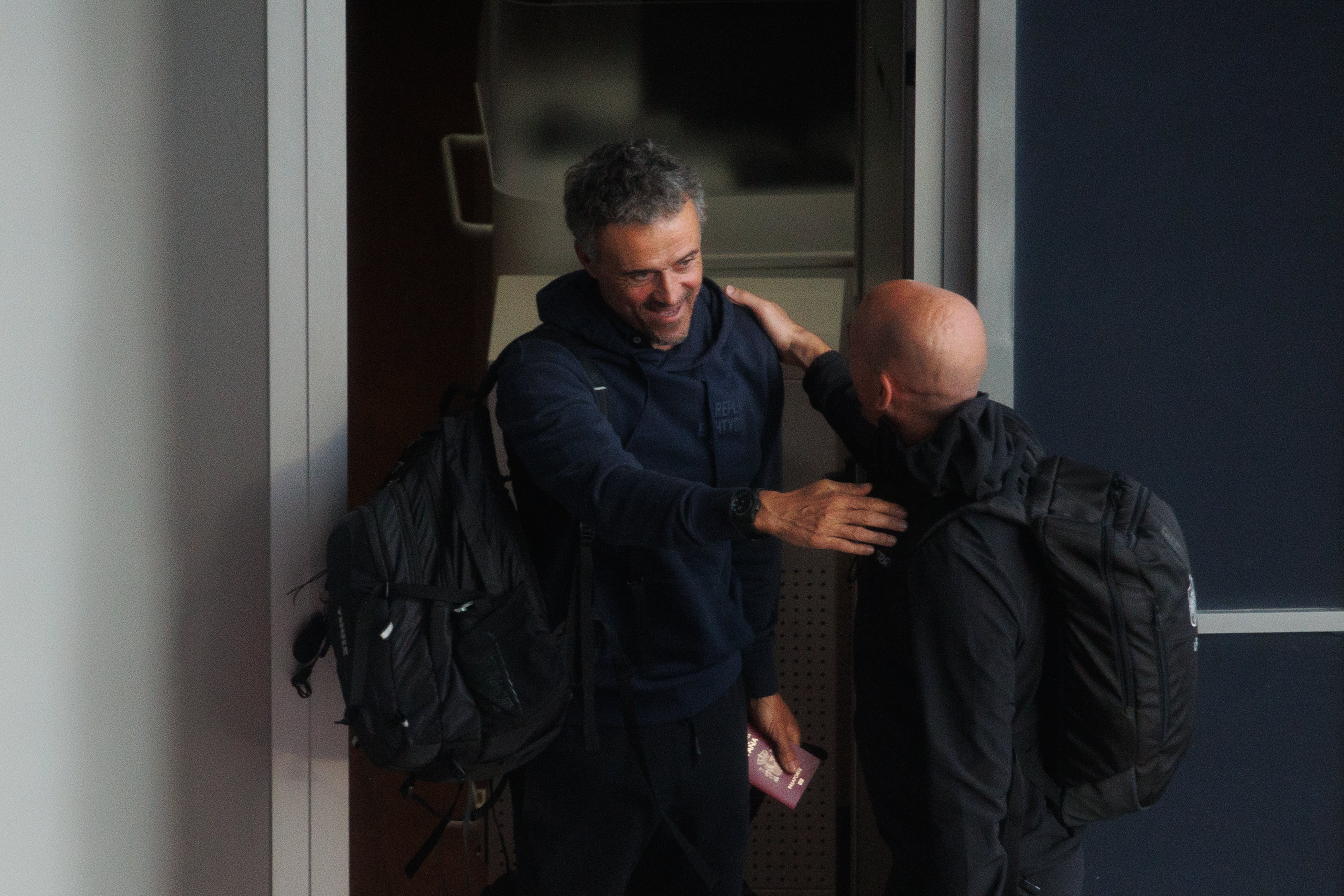 Luis Enrique y Luis Rubiales se saludan en la llegada de la Selección a Madrid tras el Mundial de Qatar