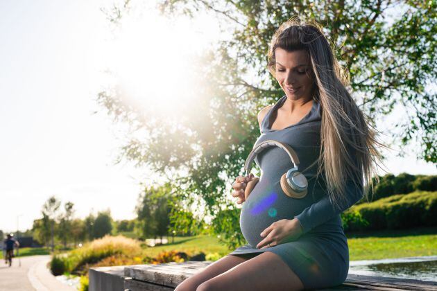 Mujer embarazada escucha música