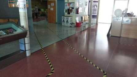 Interior de la biblioteca, con los espacios delimitados