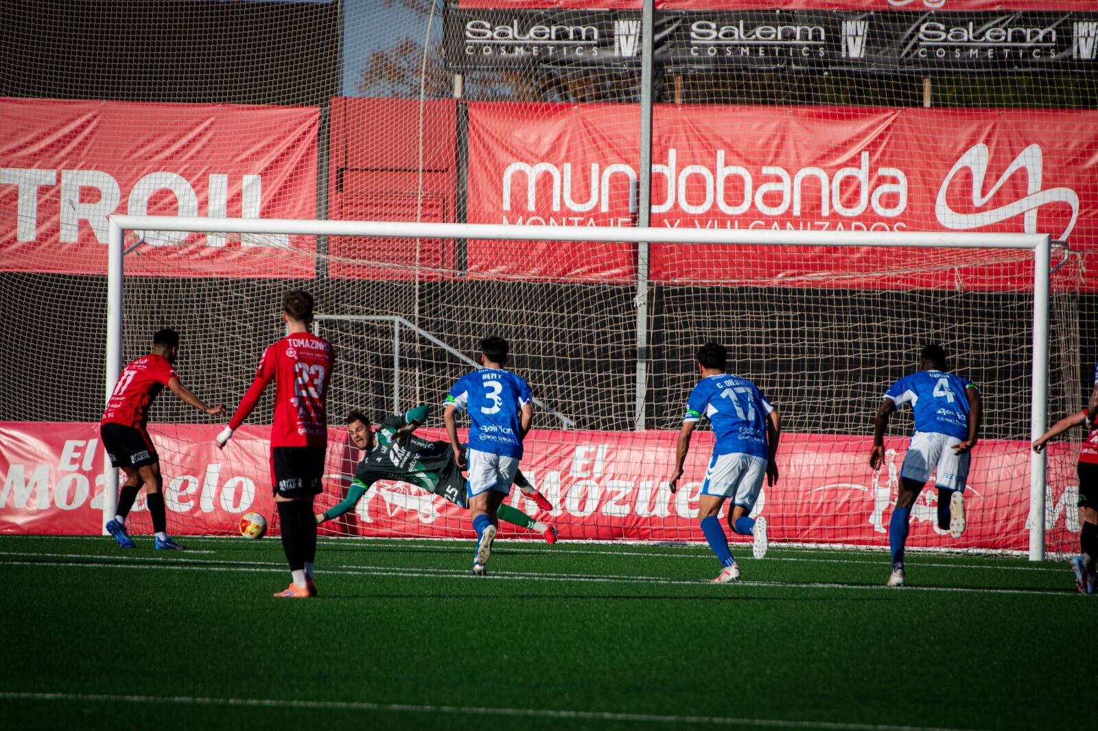 Bloch detuvo un penalti en el Polinario y fue el mejor de su equipo