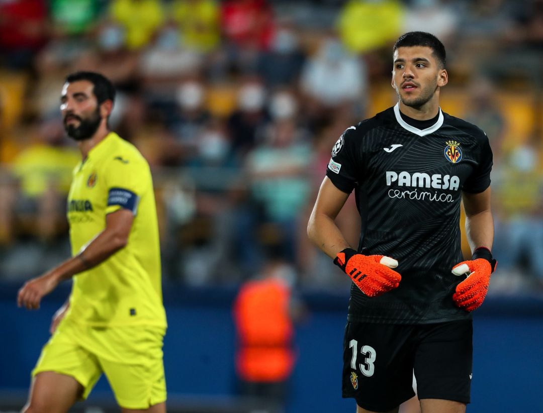 Gero Rulli y Raúl Albiol en partido frente al Atalanta