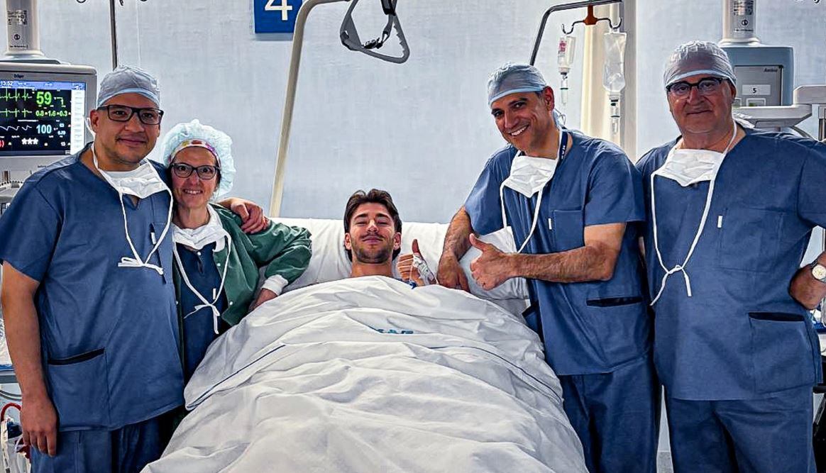 Jordi Martín con los médicos que le han operado de la rotura del ligamento cruzado