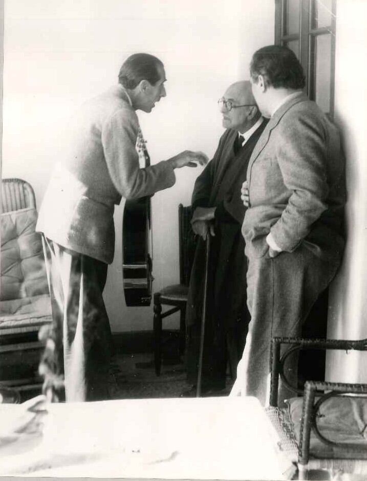 Manuel de Falla departiendo con Rafael Alberti y Paco Aguilar