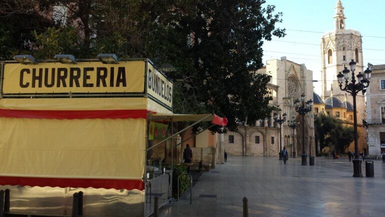 Puesto de churros en la plaza de la Virgen