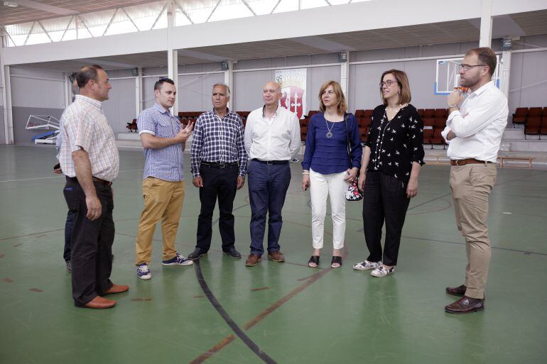 La presidenta de la Diputación, Ángeles Armisén en la visita a las obras del pabellón de Osorno