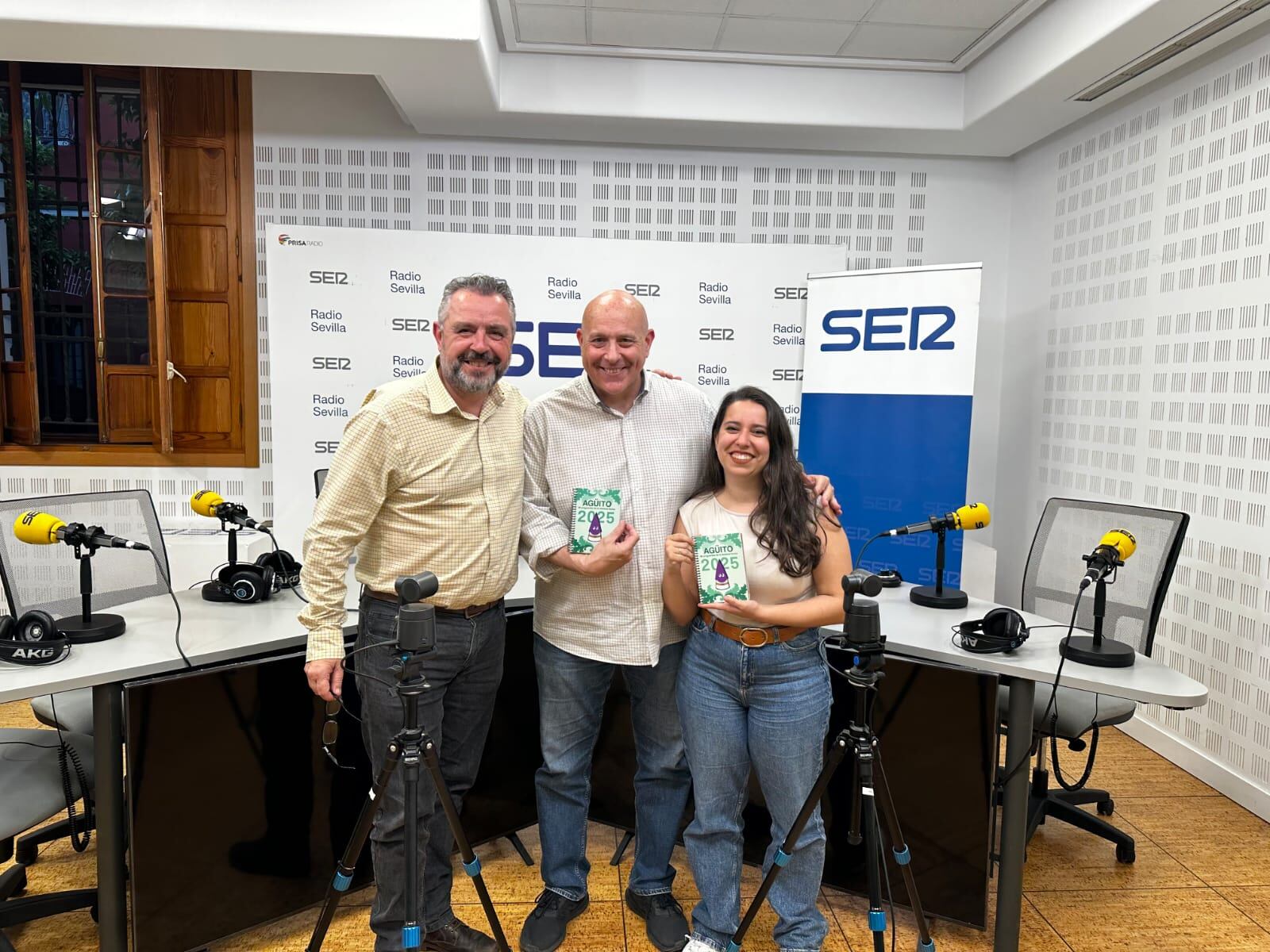 De izquierda a derecha, Paco García, Luis Chamorro y Beatriz Martínez con sus ejemplares de 'Agüito'