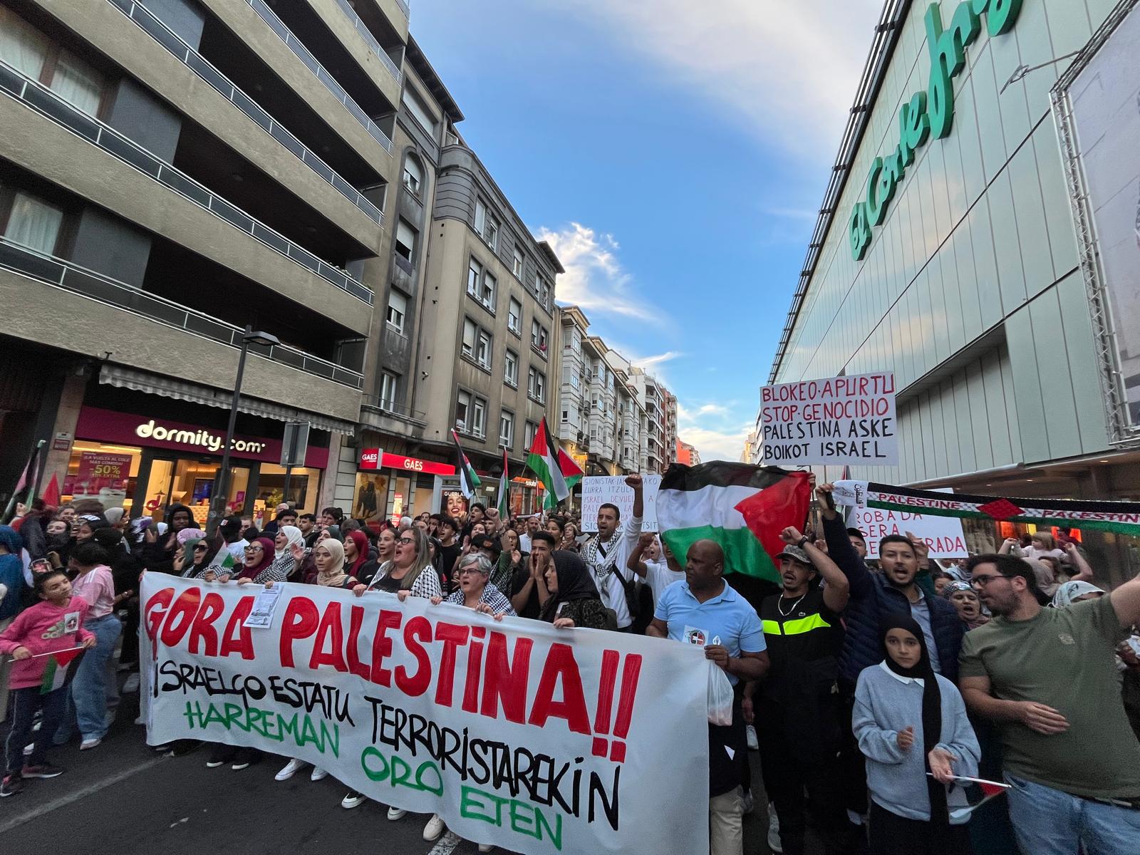 Cabeza de la manifestación a su paso por la calle Paz