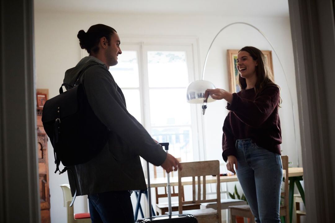 Una pareja entrando a vivir en una vivienda de alquiler