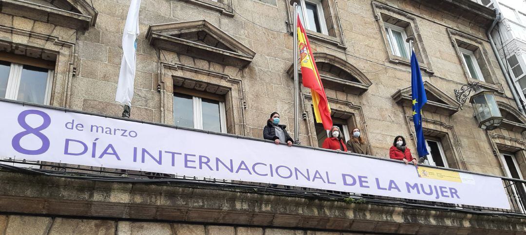 Pancarta en la Subdelegación del Gobierno en A Coruña para conmemorar el Día Internacional de la Mujer 