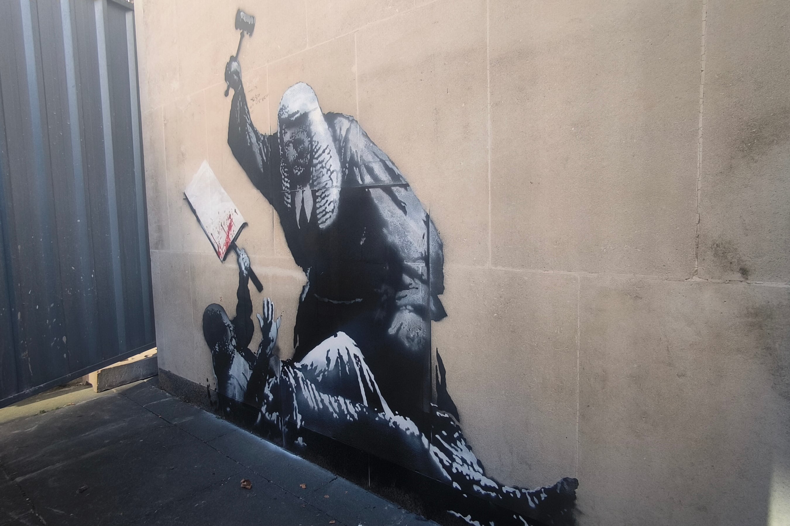 El mural del artista callejero Banksy que el lunes apareció en una pared del edificio del Tribunal Superior de Londres fue denunciado a las fuerzas del orden como daño criminal.