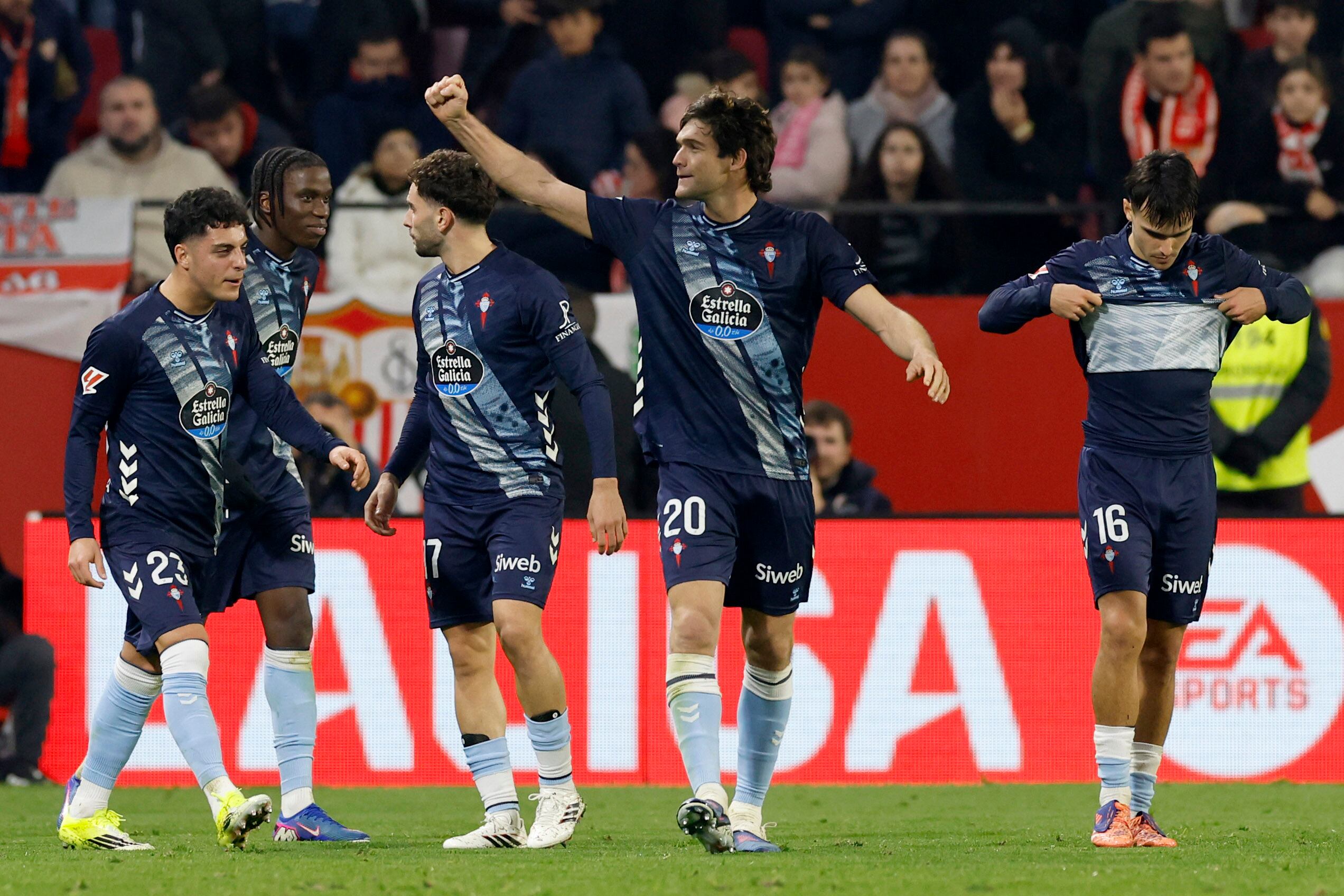 SEVILLA, 12/01/2026.- El defensa del Celta de Vigo Marcos Alonso (2d) celebra su gol durante el encuentro correspondiente a la jornada 19 de LaLiga que Sevilla FC y Celta de Vigo disputan hoy lunes en el estadio Sánchez-Pizjuán, en Sevilla. EFE/ Julio Muñoz.
