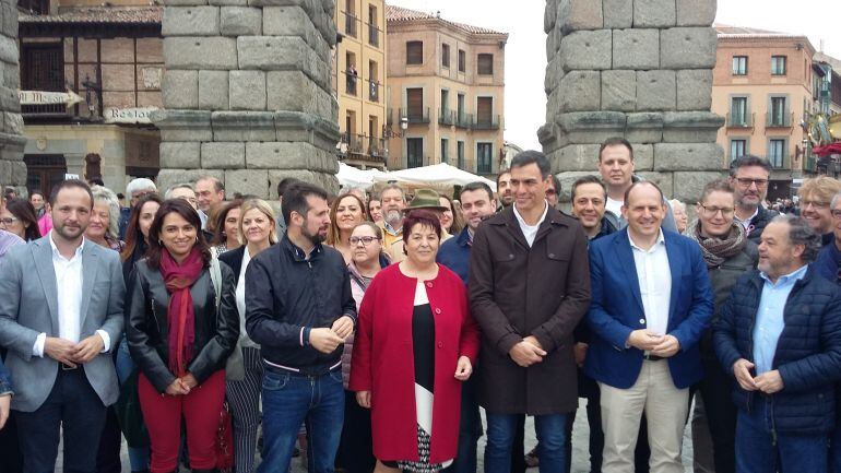 Pedro Sánchez arropado por los socialistas segovianos