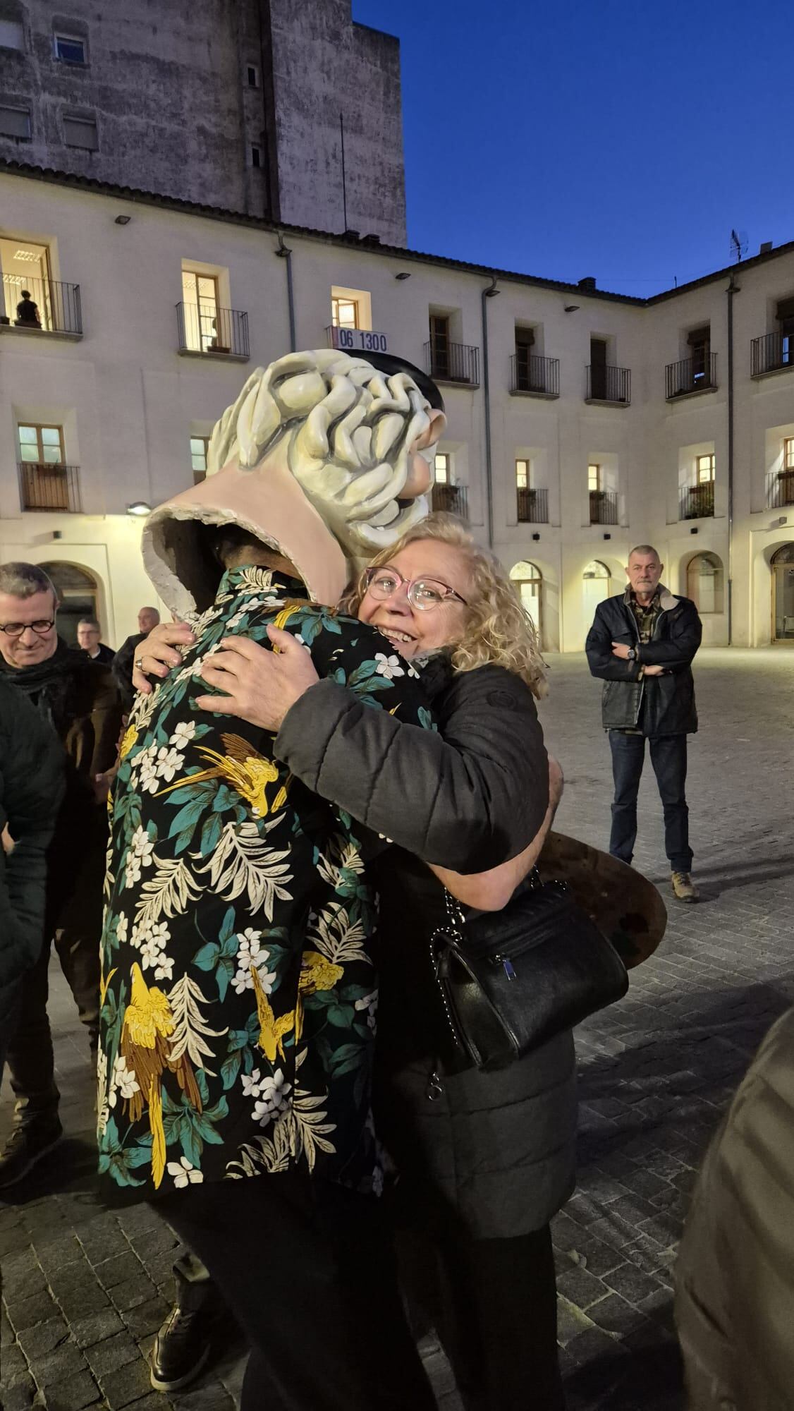 Leo se abraza a Pedro