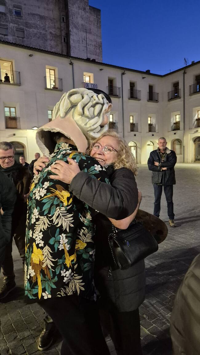Leo se abraza a Pedro