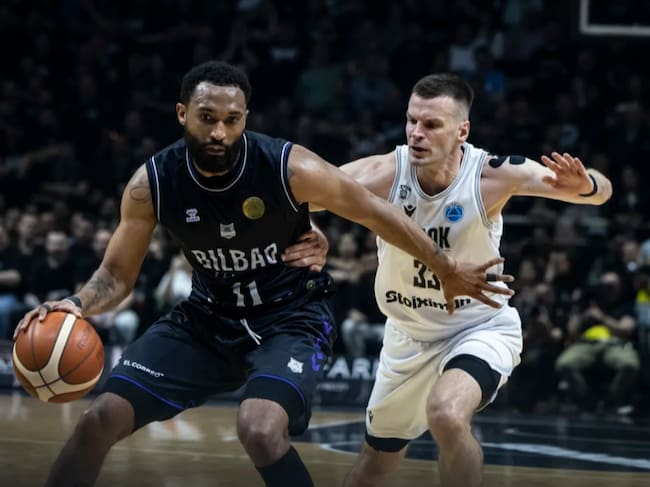 Darrun Hilliard, durante una jugada del partido de ida de la final de la FIBA Europe Cup