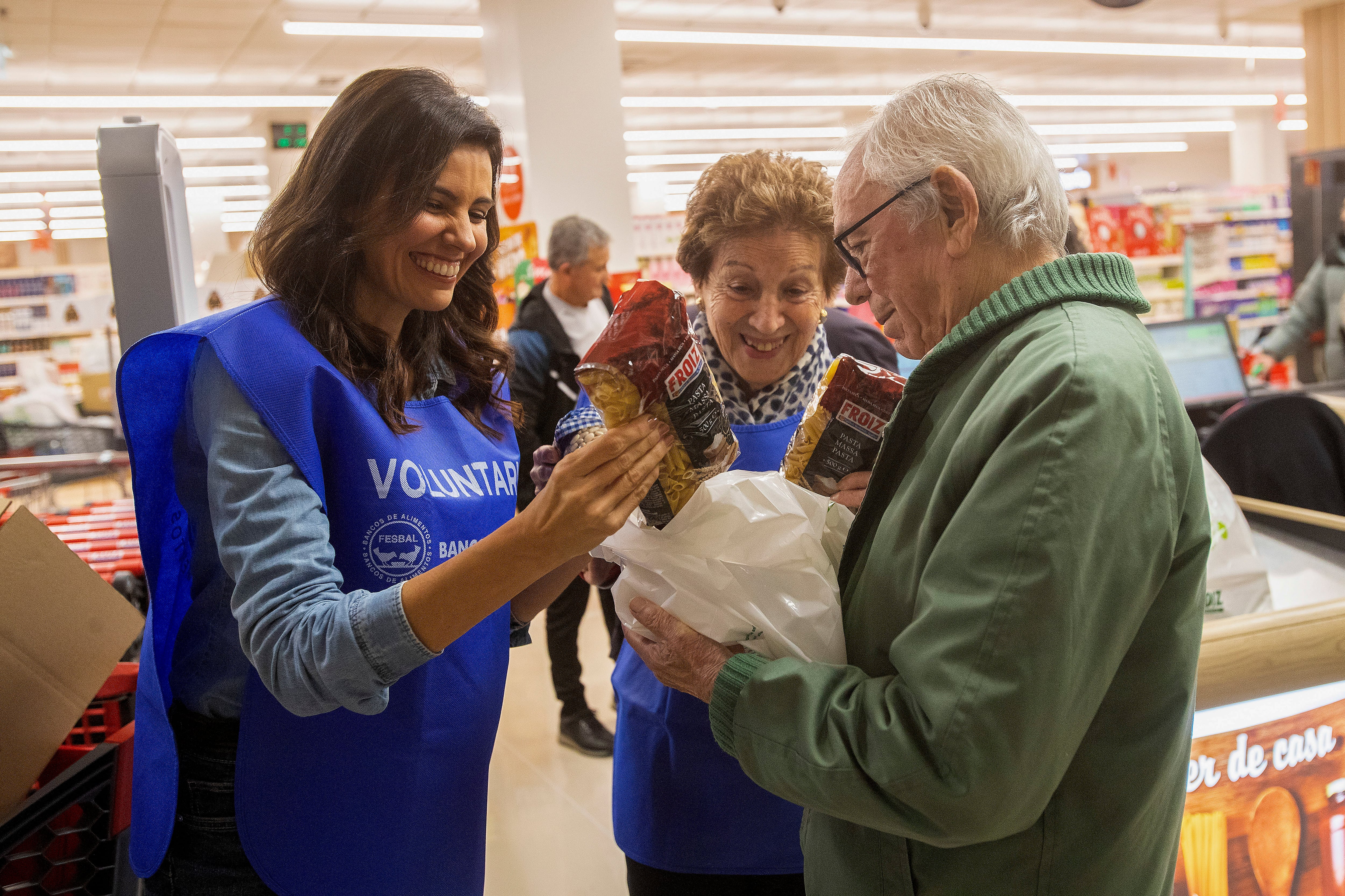 La presentadora, modelo y actriz Diana Nogueira trabaja como voluntaria en uno de los supermercados adheridos a la campañala Gran Recogida del Banco de Alimentos de Vigo. EFE / Salvador Sas