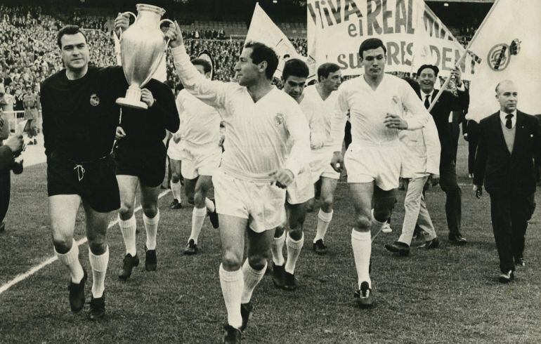 Los jugadores del Real Madrid, entre los que se encontraba Velázquez, ofrecen la Sexta Copa de Europa a su afición en 1966