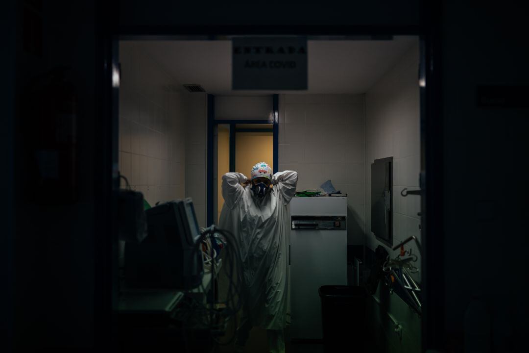 Una enfermera en la UCI de un hospital. 