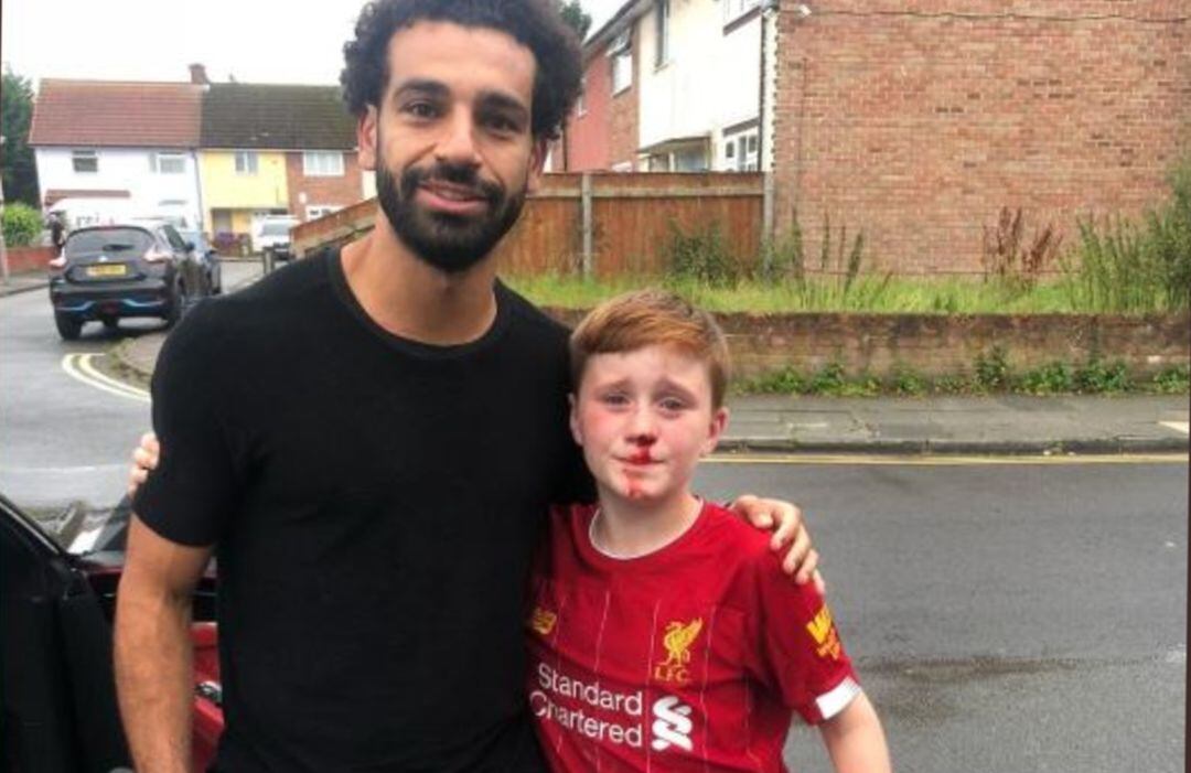 Salah, con el niño que se estrelló contra una farola al perseguirle.