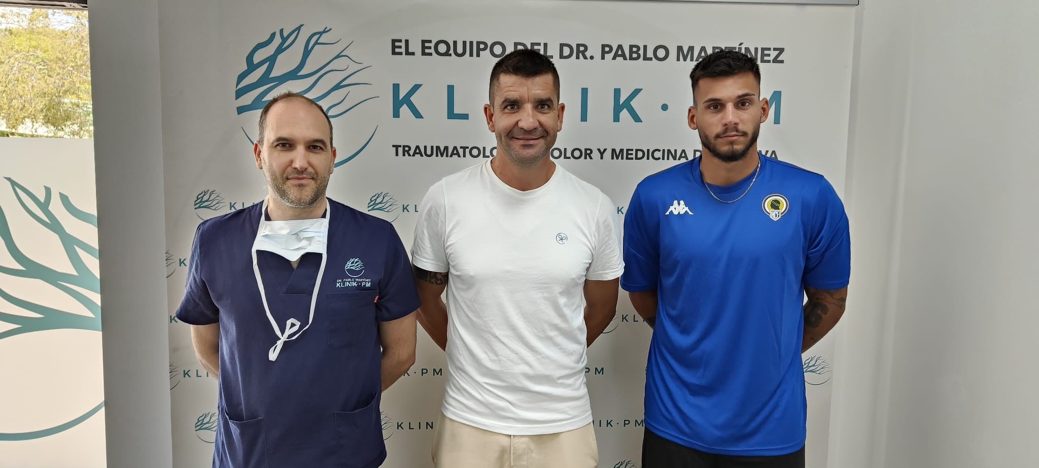 Doctor Martínez junto a Rubén Torrecilla y Mario García, en Klinik PM